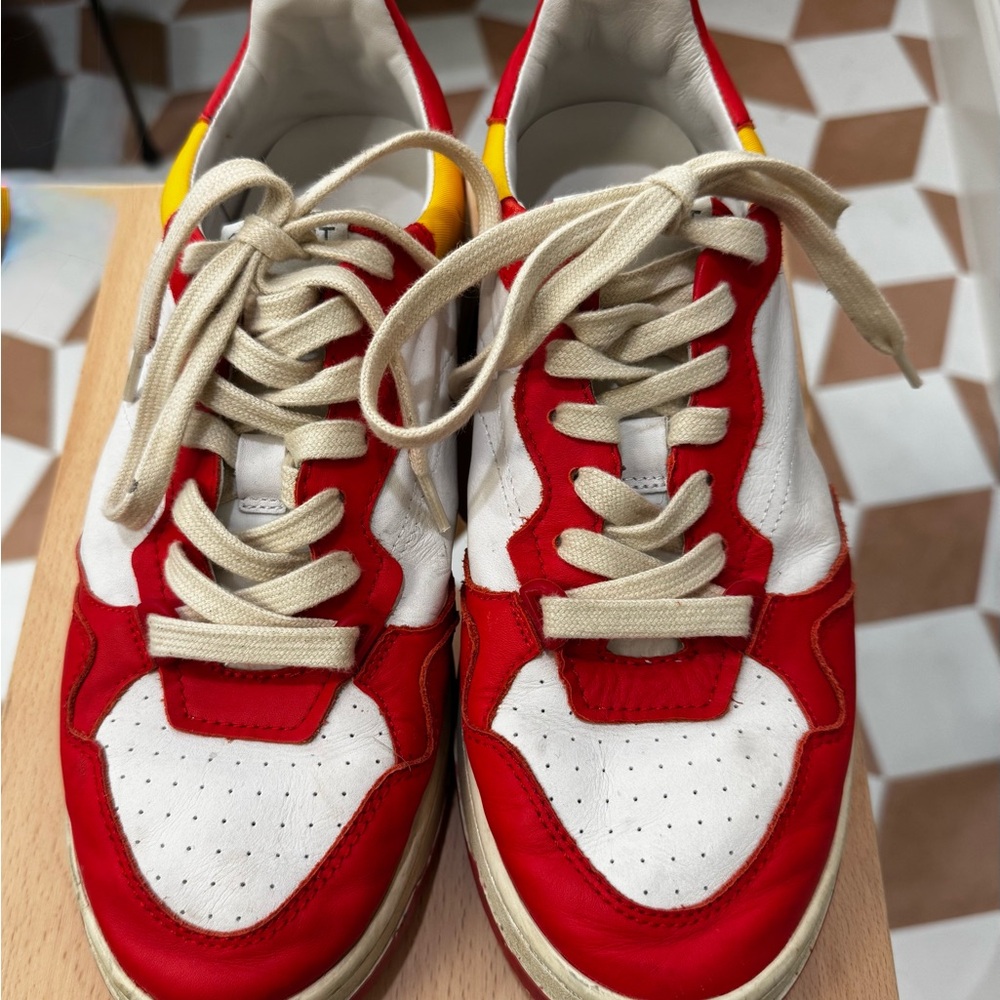 Oncept Phoenix in retro red. Unisex.